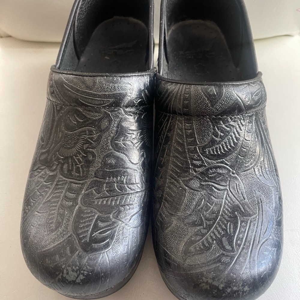 Dansko professional Black Embossed tooled Leather Women's Clogs Shoes sz 39